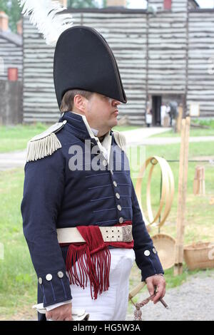 Un reenactor porte une période United States Navy officer's uniforme pendant une reconstitution historique à l'Ancien Fort Wayne de Fort Wayne, Indiana, USA. Banque D'Images