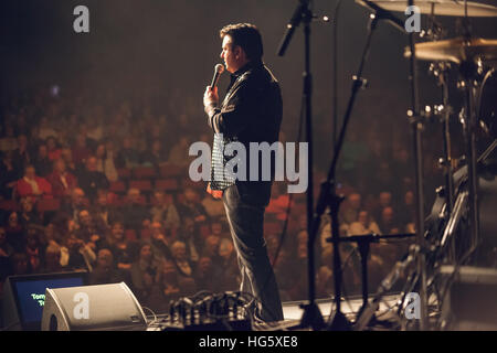 Killarney, Irlande,18 novembre 2016,Mark Leen,soutient Tony Christie à l'INEC Killarney,le 18 novembre à Killarney, Irlande Banque D'Images