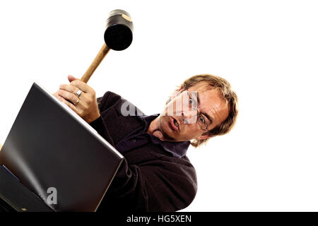 L'homme de prendre une masse pour un ordinateur portable Banque D'Images