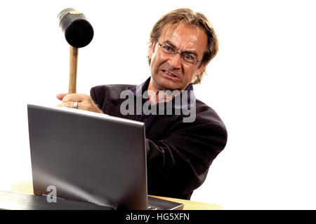 L'homme de prendre une masse pour un ordinateur portable Banque D'Images