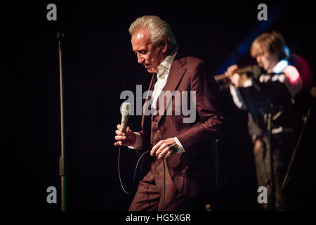 Killarney, Irlande,18 novembre 2016,Tony Christie fonctionne à l'INEC Killarney,le 18 novembre à Killarney, Irlande Banque D'Images