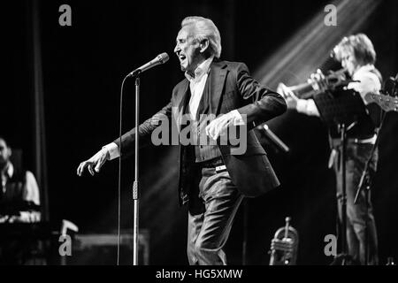 Killarney, Irlande,18 novembre 2016,Tony Christie fonctionne à l'INEC Killarney,le 18 novembre à Killarney, Irlande Banque D'Images