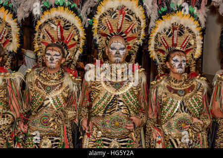 Groupe en vêtements traditionnels, Maures et Chrétiens Parade, Moros y Cristianos, Jijona Xixona, ou Province d'Alicante Banque D'Images