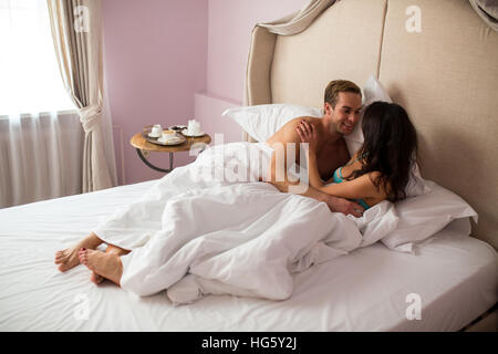 Couple dans la chambre. Banque D'Images