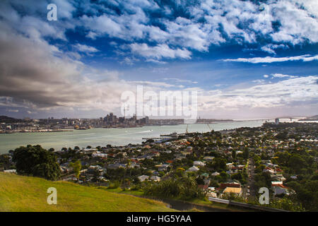 Ville d'Auckland Port de Nouvelle-Zélande paysage panoramique vue aérienne depuis le sommet du parc urbain de Mount Eden, Blue Skyline Sunny Summer Day Banque D'Images