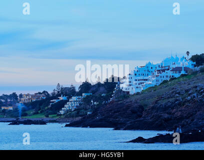 L'Uruguay, Maldonado, Ministère Punta Ballena, vue de l'hôtel, Casapueblo, musée et galerie d'art d'un artiste Carlos Paez Banque D'Images