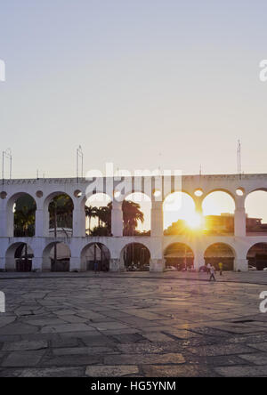 Brésil, Rio de Janeiro, Lapa, vue de l'Aqueduc de Carioca appelé Arcos da Lapa au coucher du soleil. Banque D'Images