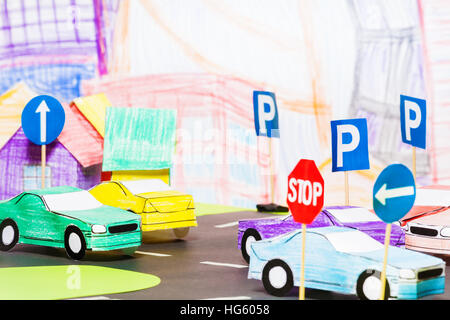 Le trafic routier dans la ville avec des voitures jouets Banque D'Images