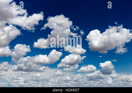 Les cumulus et ciel bleu Banque D'Images