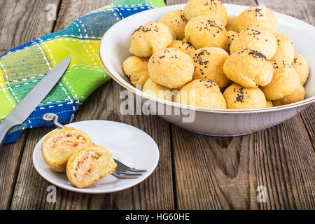 Boules de fromage avec remplissage saumon Banque D'Images