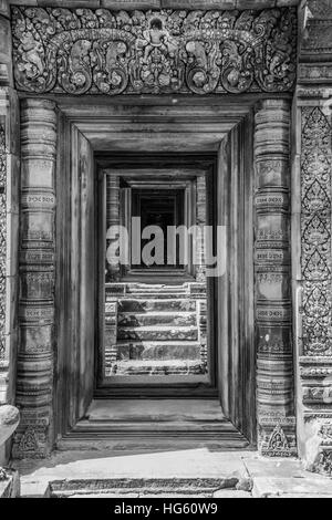 Trésors de l'ancienne Angkor et les ruines de temple de Banteay Srei Banque D'Images