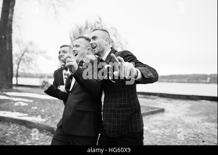 Marié avec meilleur mans à hiver froid jour de mariage. Photo en noir et blanc Banque D'Images