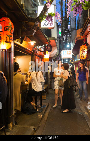 11 juin 2016 - Tokyo, Japon. La vue de nuit 'Memory Lane', la célèbre ruelle dans Shinjuku, Tokyo, célèbre pour ses restaurants yakatori Banque D'Images
