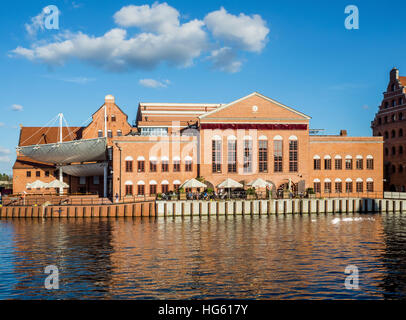 GDANSK, Pologne - 2 septembre 2016 : Orchestre Philharmonique Baltique de sur l'Île Olowianka Gdansk dans la rivière Motlawa et lumière au coucher du soleil Banque D'Images