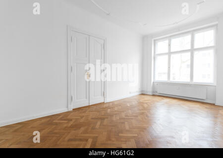 Chambre blanche vide avec plancher en bois Banque D'Images