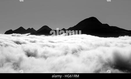 Le noir et blanc de la silhouette du Géant Dormant, une formation rocheuse qui fait partie de la Serra dos Orgaos complexe, l'État de Rio de Janeiro, Brésil. Banque D'Images