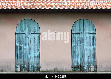 Close up of old wooden porte bleue en brick wall Banque D'Images