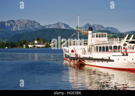 Gmunden : le lac Traunsee avec lake-château Ort (centre) et le bateau à vapeur à aubes Gisela', 'Salzkammergut, Oberösterreich, Autriche, Autriche Banque D'Images
