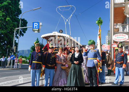 Gmunden : personnes en costumes d'amener l'empereur (saluant) à la fête de l'empereur à Bad Ischl avec le MM5 de la voiture de tramway, de Salzkammergut, O Banque D'Images