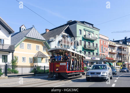 Gmunden : personnes en costumes d'amener l'empereur (saluant) à la fête de l'empereur à Bad Ischl avec le MM5 de la voiture de tramway, de Salzkammergut, O Banque D'Images