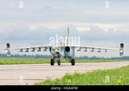 Su-25 de l'Armée de l'air ukrainienne taxiing à Mykolaïv Base Aérienne. Banque D'Images