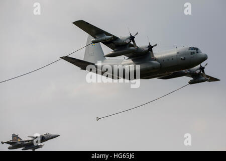 Une armée de l'air suédoise C-130E Hercules un ravitaillement de l'Armée de l'air tchèque JAS-39 Gripen. Banque D'Images