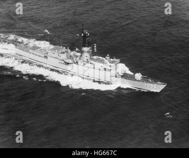 Petites annonces pour adultes in USS Hepburn (DE-1055) en cours dans l'océan Pacifique, 1970. Banque D'Images