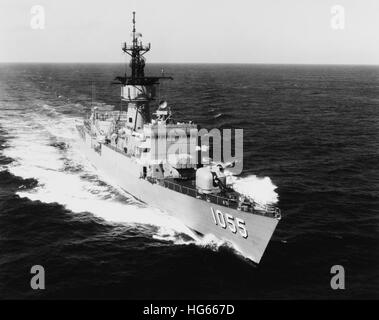 Petites annonces pour adultes in USS Hepburn (DE-1055) en cours dans l'océan Pacifique, 1970. Banque D'Images