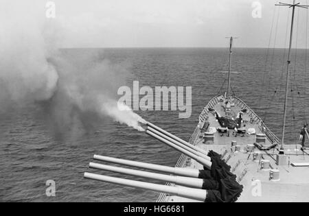 L'USS Boston tourelle triple tire sur des cibles nord-vietnamiens, Opération Dragon de mer, 1968. Banque D'Images