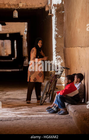 Ksar Elkhorbat, Maroc. Jeune femme et les garçons dans une zone de passage de la Casbah. Banque D'Images