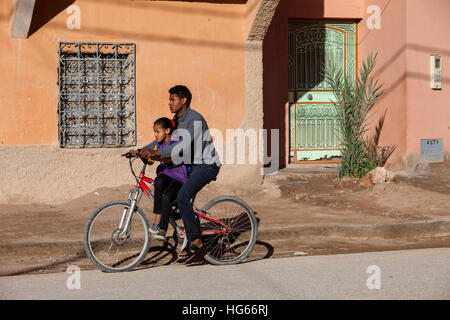 Elkhorbat, Maroc. Deux étudiants de l'école à bicyclette. Banque D'Images