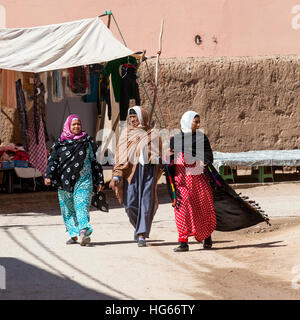 Elkhorbat, Maroc. Les femmes berbères marche dans le marché. Banque D'Images