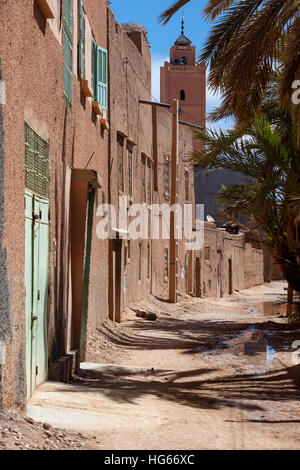 Elkhorbat, Maroc. Rangée de maisons, Minaret en arrière-plan. Banque D'Images