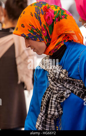 Elkhorbat, Maroc. Jeune femme berbère dans le marché. Banque D'Images