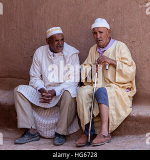 Elkhorbat, Maroc. Deux personnes âgées Hommes parler berbère. Banque D'Images