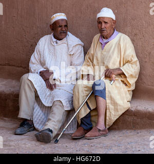 Elkhorbat, Maroc. Deux personnes âgées Hommes parler berbère. Banque D'Images