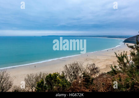 Foules marchant le long de la plage le jour de l'an près de St Ives en Cornouailles Banque D'Images