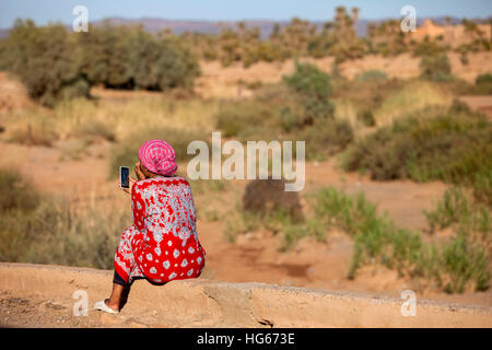 Elkhorbat, Maroc. Jeune femme berbère en utilisant son téléphone cellulaire. Banque D'Images