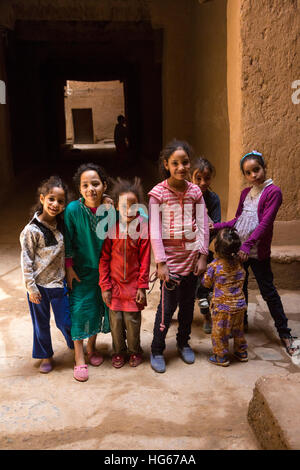 Ksar Elkhorbat, Maroc. Les jeunes filles berbères, la pré-adolescence. Banque D'Images