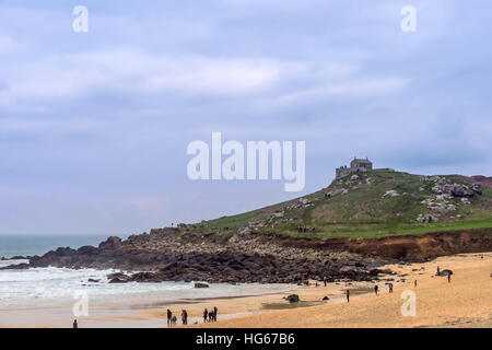 St Nicholas Church sur l'île de St Ives, par plage de Porthmeor Banque D'Images