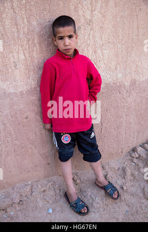 Ksar Elkhorbat, Maroc. Jeune garçon berbère Amazigh. Banque D'Images