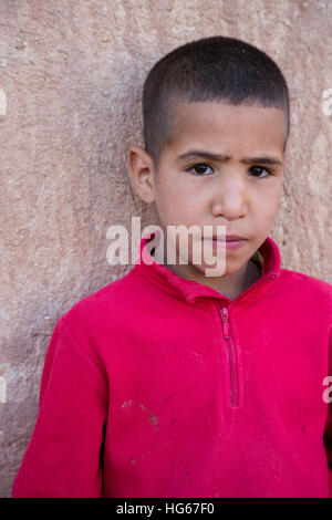 Ksar Elkhorbat, Maroc. Jeune garçon berbère Amazigh. Banque D'Images