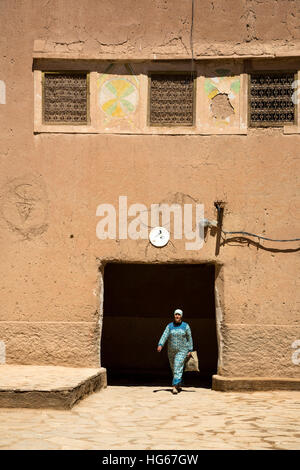 Ksar Elkhorbat, Maroc. Femme berbère Amazigh sortant de la Casbah. Banque D'Images