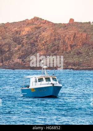 Un bateau de pêche amarré dans une baie près de canal, les roches du parc national Leeuwin-Naturaliste, dans l'ouest de l'Australie. Banque D'Images