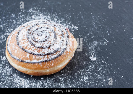 Donut avec du sucre en poudre Banque D'Images