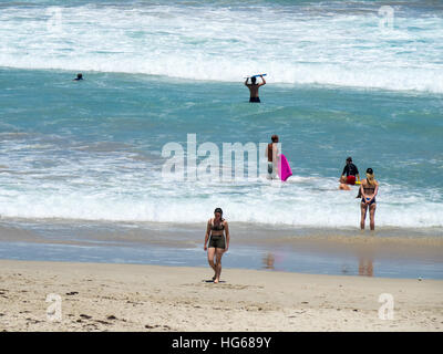 Les amateurs de plage et de surf à la plage populaire Trigg, Perth, Australie occidentale. Banque D'Images