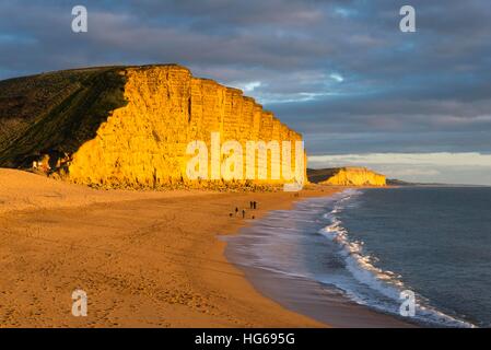 West Bay, Dorset, UK. 4 janvier, 2017. Météo britannique. L'emblématique falaise Est de West Bay, sur la côte jurassique du Dorset, luit dans la lumière dorée de fin d'après-midi sur un après-midi calme comme le nuage construit peu avant le coucher du soleil. East Cliff et West Bay dispose de dans la série à succès d'ITV Broadchurch avec David Tennant et Olivia Colman. Photo © Graham Hunt/Alamy Live News Banque D'Images