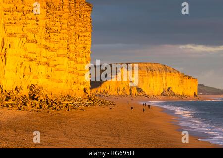 West Bay, Dorset, UK. 4 janvier, 2017. Météo britannique. L'emblématique falaise Est de West Bay, sur la côte jurassique du Dorset, luit dans la lumière dorée de fin d'après-midi sur un après-midi calme comme le nuage construit peu avant le coucher du soleil. East Cliff et West Bay dispose de dans la série à succès d'ITV Broadchurch avec David Tennant et Olivia Colman. Photo © Graham Hunt/Alamy Live News Banque D'Images