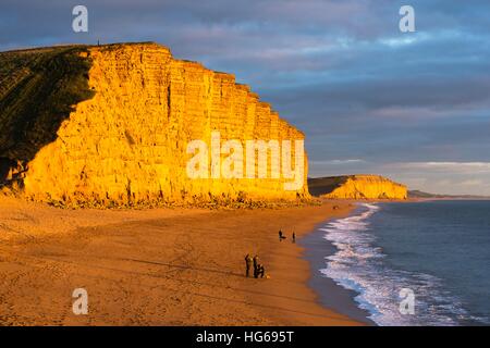 West Bay, Dorset, UK. 4 janvier, 2017. Météo britannique. L'emblématique falaise Est de West Bay, sur la côte jurassique du Dorset, luit dans la lumière dorée de fin d'après-midi sur un après-midi calme comme le nuage construit peu avant le coucher du soleil. East Cliff et West Bay dispose de dans la série à succès d'ITV Broadchurch avec David Tennant et Olivia Colman. Photo © Graham Hunt/Alamy Live News Banque D'Images