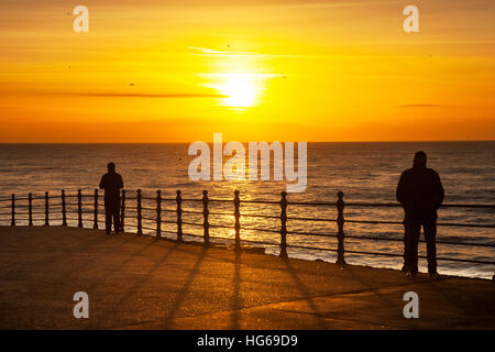 Blackpool, Lancashire, Royaume-Uni. Météo britannique. 4 janvier, 2017. Personnes pour le coucher du soleil à Blackpool, au coucher du soleil aux beaux jours de janvier. Ciel clair signifie une forte généralisée frost est prévu. © MediaWorldImages/Alamy Live News Banque D'Images